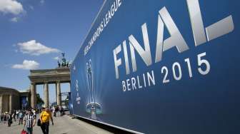 Fans berjalan di Brandenburg gate, Berlin menjelang final Liga Champions. Reuters/Fabrizio Bensch