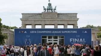 Fans berjalan di Brandenburg gate, Berlin menjelang final Liga Champions. Reuters/Fabrizio Bensch