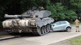 Belajar Kemudikan Mobil, Pengemudi Ini Tabrak Tank