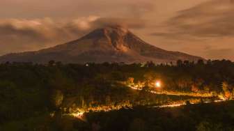 Sejak status gunung itu dinaikan menjadi level empat (awas) pada 2 Juni, sedikitnya 100 kali terjadi guguran dari kuba lava.