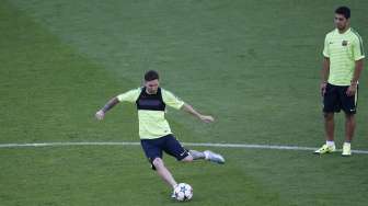 Lionel Messi dan Luis Suarez(kanan) mengikuti sesi latihan di Olimpiastadion (6/6) [Reuters/Fabrizion Bensch]