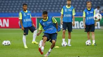 Pemain Barcelona berlatih di Olympiastadion (6/6) [Reuters/Michael Dalder]