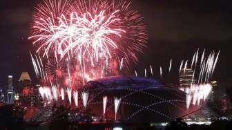 Upacara pembukaan SEA Games 2015, dihelat hari Jumat (5/6/2015) di National Stadium, Singapura. Pembukaan pesta olah raga se-Asia Tenggara itu diramaikan pesta kembang api. [Reuters/Singapore SEA Games Organising Comittee]