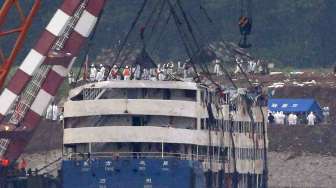Kapal Pesiar Eastern Star Berhasil Diangkat