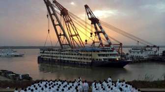 Kapal Pesiar Eastern Star Berhasil Diangkat
