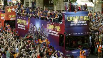 Barcelona berparade usai memenangkan Liga Champions (8/6) [Reuters/Gustau Nacarino]