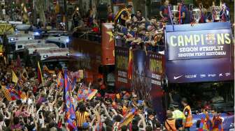 Pemain Barcelona berparade keliling kota usai memenangkan Liga Champions (8/6) [Reuters/Gustau Nacarino]