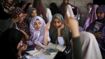 Para bocah Palestina menghafal Al Quran di sebuah masjid di Gaza City, Jalur Gaza, (7/6). Aktivitas ini dilakukan untuk mengisi liburan musim panas. [Reuters/Mohammed Salem]