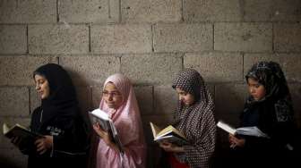 Para bocah Palestina menghafal Al Quran di sebuah masjid di Gaza City, Jalur Gaza, (7/6). Aktivitas ini dilakukan untuk mengisi liburan musim panas. [Reuters/Mohammed Salem]