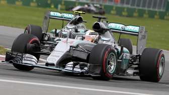 Pebalap Mercedes Lewis Hamilton berada di depan rekan setimnya Nico Rosberg pada GP Kanada, (7/6). [Reuters/Christine Munchi]