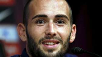 Pemain baru Barcelona Aleix Vidal saat diperkenalkan kepada media di Camp Nou. Reuters/Albert Gea