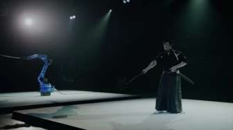 VIDEO: Robot vs Samurai, Siapa yang Menang Yah?