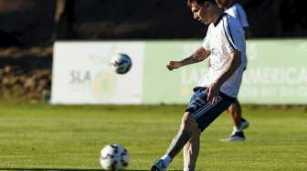 Pemain Argentina Lionel Messi menendang bola saat sesi latihan di La Serena (10/6). Reuters/Marcos Brindicci