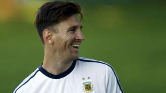 Pemain Argentina striker Lionel Messi tertawa saat mengikuti sesi latihan di La Serena. Reuters/Marcos Brindicci