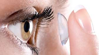 Dokter Sarankan Segera Lepas Lensa Kontak Jika Alami Hal Ini Pada Mata