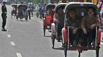 Becak Pengantar Tamu Gibran-Selvi