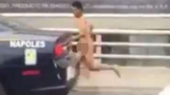 Kocak, Polisi Susah Payah Tangkap Lelaki Bugil di Jalan Tol