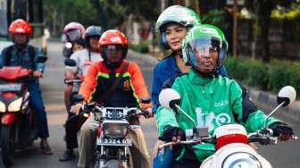 Bentrok! Ratusan Go-Jek Merusak Taksi Konvensional