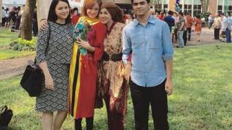 Mengharukan, Marshanda Foto Bareng Ibunda di Acara Wisuda