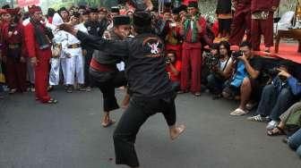 Aksi para pesilat di arena Car Free Day, Minggu (14/5). (Suara.com/Oke Atmaja)