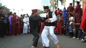 Aksi para pesilat di arena Car Free Day, Minggu (14/5). (Suara.com/Oke Atmaja)