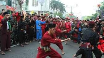 Aksi para pesilat di arena Car Free Day, Minggu (14/5). (Suara.com/Oke Atmaja)