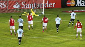 Lionel Messi menjebol gawang Paraguay lewat titik penalti (14/6) [Reuters/David Mercado]