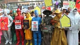 Aksi menentang eksploitasi anak di bawah umur sebagai pekerja di CFD, Jakarta, (14/6). (Suara.com/Oke Atmaja)