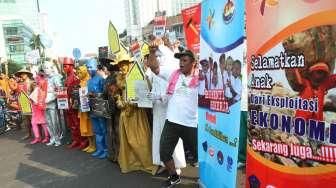 Aksi menentang eksploitasi anak di bawah umur sebagai pekerja di CFD, Jakarta, (14/6). (Suara.com/Oke Atmaja)