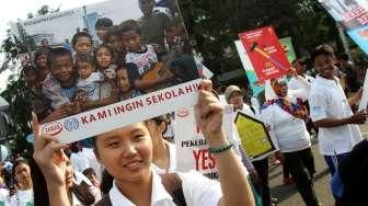 Aksi menentang eksploitasi anak di bawah umur sebagai pekerja di CFD, Jakarta, (14/6). (Suara.com/Oke Atmaja)