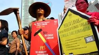 Aksi menentang eksploitasi anak di bawah umur sebagai pekerja di CFD, Jakarta, (14/6). (Suara.com/Oke Atmaja)