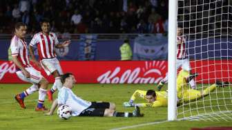 Messi gagal memanfaatkan peluang di depan gawang Paraguay (14/6) [Reuters/Marcos Brindicci]