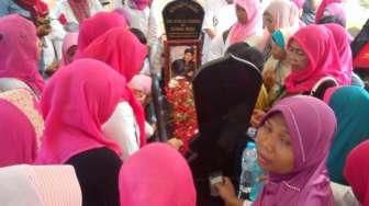 Seminggu Jelang Puasa, Makam Uje Dibanjiri Ibu-ibu Peziarah