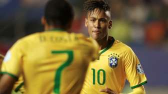 Pemain Brasil Douglas (7) merayakan golnya ke gawang Peru dengan Neymar. Reuters/Ricardo Moraes