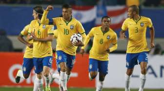 Pemain Brasil Neymar merayakan golnya ke gawang Peru. Reuters/Ricardo Moraes