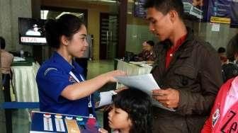 Calon pemudik mendaftarkan dirinya di program Mudik Gratis 2015 di Kementerian Perhubungan (Kemenhub), Jakarta, Selasa (16/6), [Suara.com/Oke Atmaja]