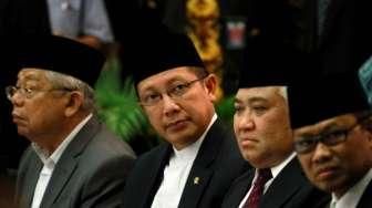 Menag Lukman Hakim Saifuddin, Ketum PP Muhammadiyah Din Syamsuddin, Wakil Ketum MUI Ma'ruf Amin, menyampaikan keterangan pers terkait hasil sidang isbat di Kementrian Agama, (16/6). [Suara.com/Oke Atmaja]