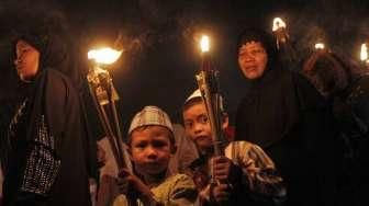 Kegiatan yang diikuti oleh anak-anak maupun orang dewasa ini berlangsung meriah sembari mengumandangkan takbir, tahmid dan shalawat. 