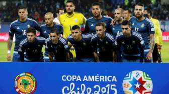 Skuat Argentina berfoto sebelum menghadapi Uruguay di Estadio La Portada, La Serena, Rabu (17/6) WIB. Reuters/Marcos Brindicci