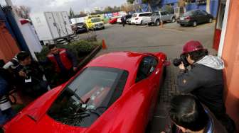 Mobil Ferrari milik Arturo Vidal sebelum terjadinya kecelakaan. Gambar diambil saat Vidal menghadiri latihan timnas (17/6) [Reuters/Ivan Alvarado]