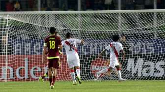 Kiper Venezuela Alain Baroja (kiri) gagal memblok bola hasil tendangan Claudio Pizarro. Reuters/David Mercado