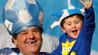 Fans Argentina ayah dan anak saat menunggu menantikan Lionel Messi dan kawan kawan menghadapi Jamaika. Reuters/Ivan Alvarado.