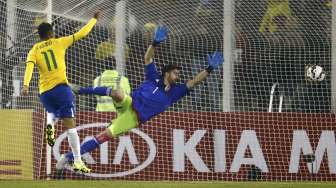 Roberto Firmino mencetak gol ke gawang Venezuela (22/6) [Reuters/Ricardo Moraes]