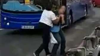 VIDEO: Sopir Bus Cekik Perempuan yang Merekamnya Melanggar Lalin