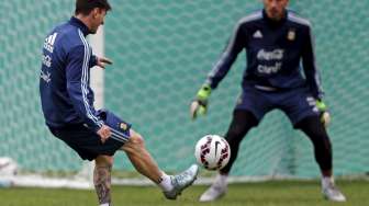 Striker Argentina Lionel Messi melakukan latihan menendang bola menghadapi kiper Nahuel Guzman. Reuters/Marcos Brindicci