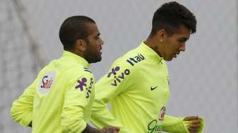 Pemain Brasil Daniel Alves (kiri) dan Roberto Firmino melakukan sesi latihan di Santiago (23/6). Reuters/Ueslei Marcelino.