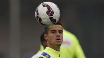 Pemain Brasil Philippe Coutinho melakukan sesi latihan di Santiago (23/6). Reuters/Ueslei Marcelino