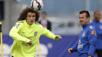 Pemain Brasil David Luiz (kiri) saat menjalani sesi latihan di Santiago (23/6). Reuters/Ueslei Marcelino