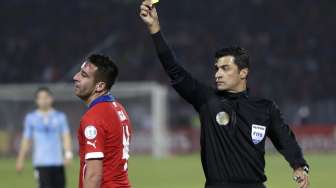 Pemain Cile Mauricio Isla diberi kartu kuning oleh wasit Sandro Ricci (25/6) [Reuters/Ueslei Marcelino]