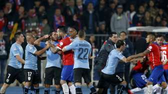 Pemain Cile dan Uruguay berseteru di tengah pertandingan (25/6) [Reuters/Ueslei Marcelino]